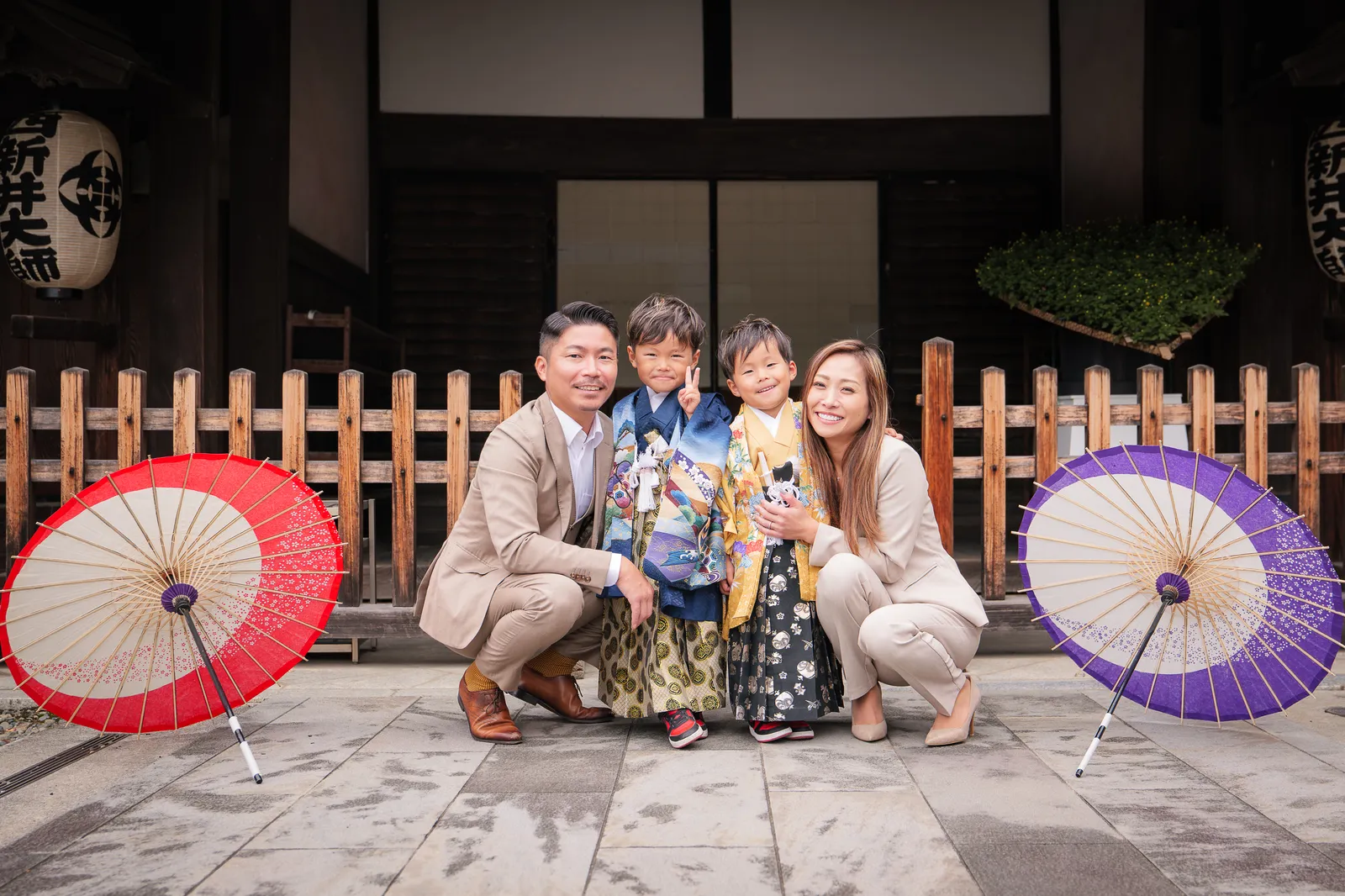 和傘を添えた七五三の家族写真