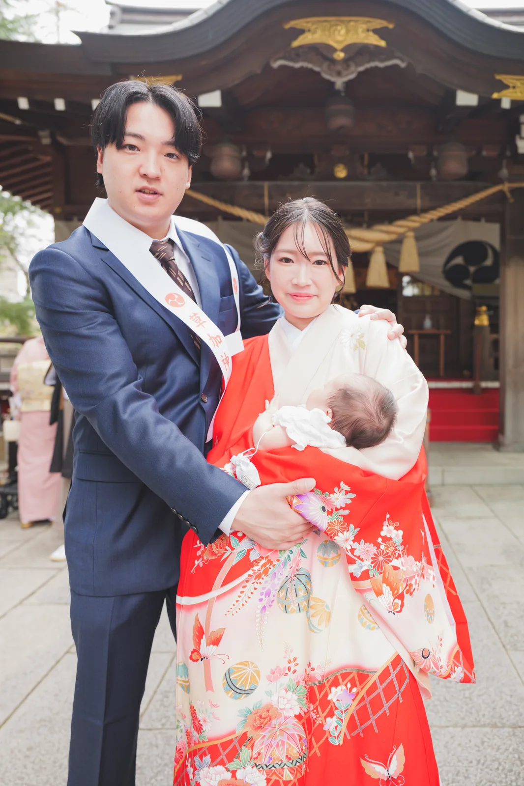 本殿の前でご両親と